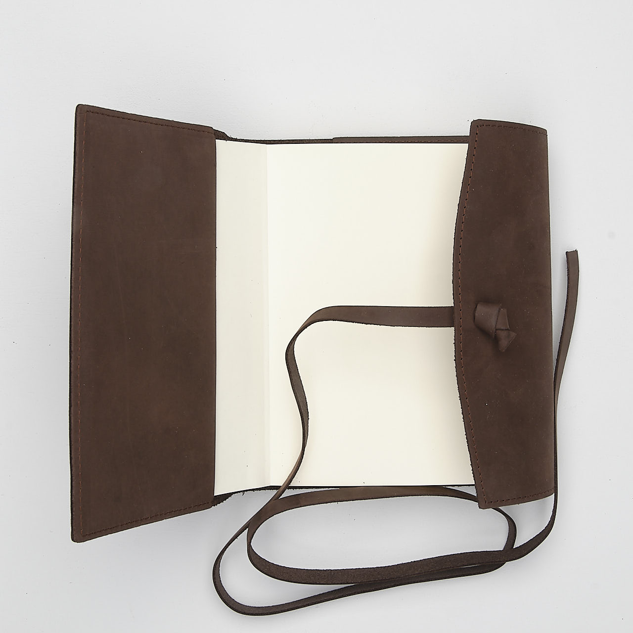 Papoutsi Notizbuch Poet II aus braunem High Chaparral Leder zum Wechseln A6