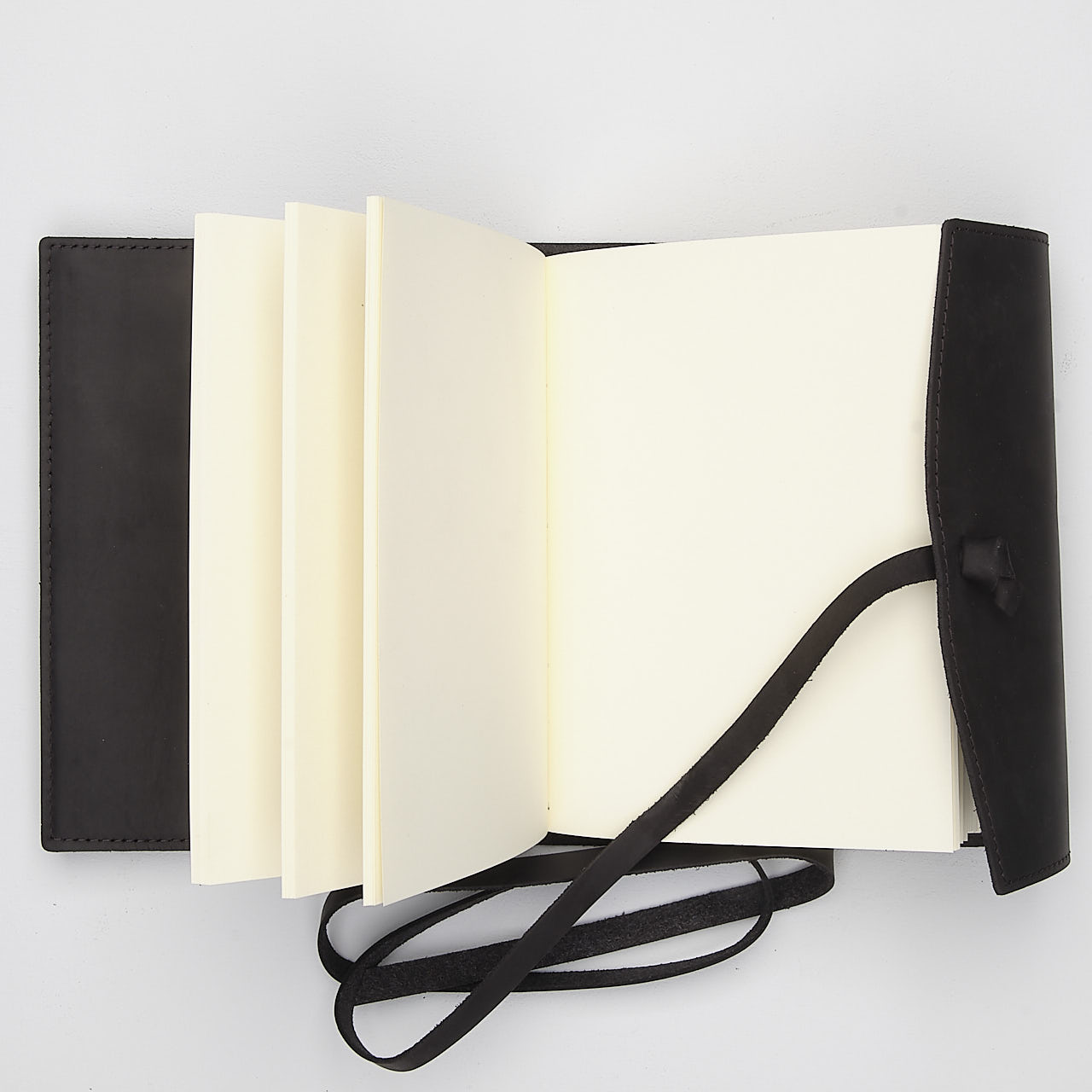 Papoutsi Notizbuch Poet II aus schwarzem High Chaparral Leder zum Wechseln A6