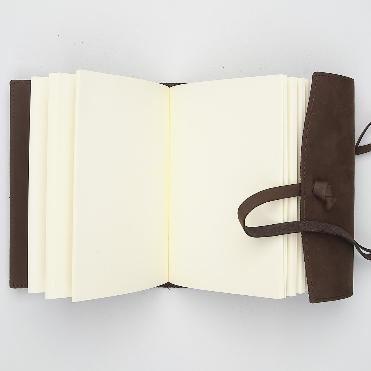 Papoutsi Notizbuch Poet II aus braunem High Chaparral Leder zum Wechseln A6
